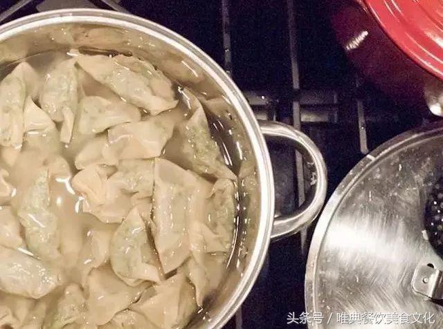 煮饺子是凉水下锅还是开水下锅？